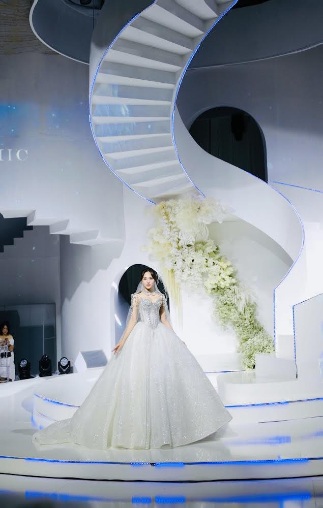 Mẫu trang phục được dựng phom corset, tôn vòng eo thon của Mai Phương, giúp cô như nàng công chúa bước ra từ cổ tích.