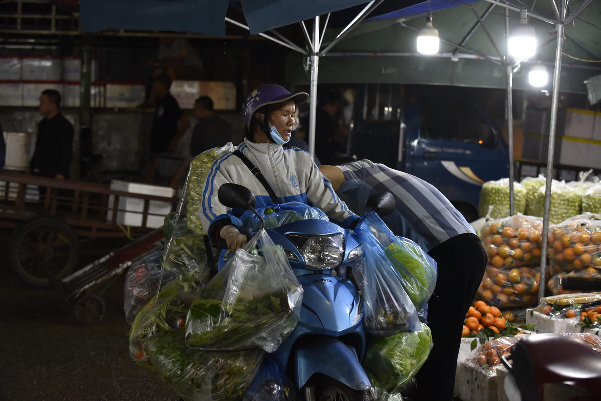 Một người bán rau lấy hàng tại chợ đầu mối, sau đó mang đi bán tại các chợ huyện lân cận.