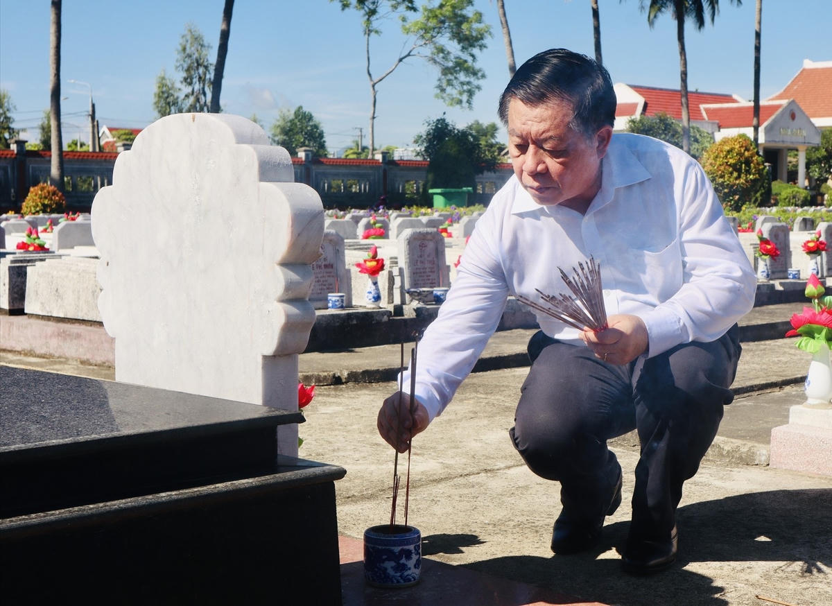 Thượng tướng Nguyễn Trọng Nghĩa viếng hương mộ Liệt sĩ.