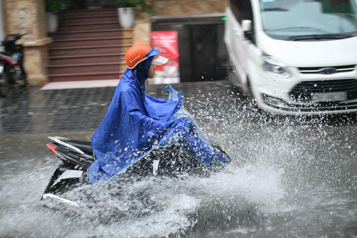 Hà Nội mưa 'trắng trời' gây ngập úng cục bộ