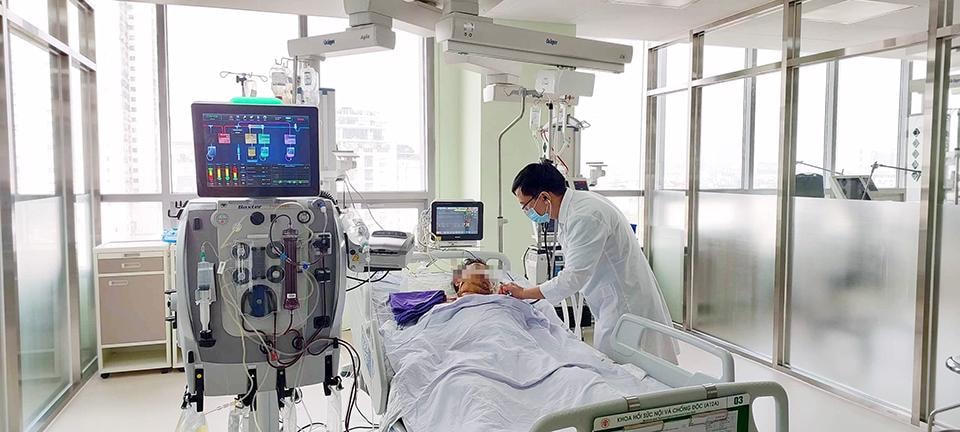 Bác sĩ Bệnh viện Trung ương Quân đội 108 khám cho bệnh nhân bị ngộ độc rượu.