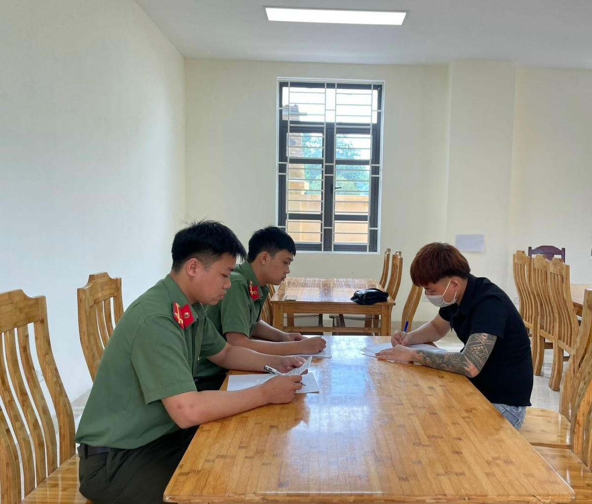 Nam thanh niên 29 tuổi làm việc tại cơ quan điều tra.