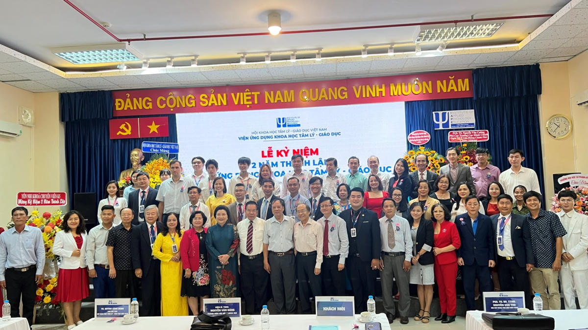 Tập thể lãnh đạo Hội Khoa học Tâm lý - Giáo dục Việt Nam, Viện IAPE và đại biểu chụp hình kỷ niệm 2 năm thành lập IAPE. (Ảnh: Thanh Tình).
