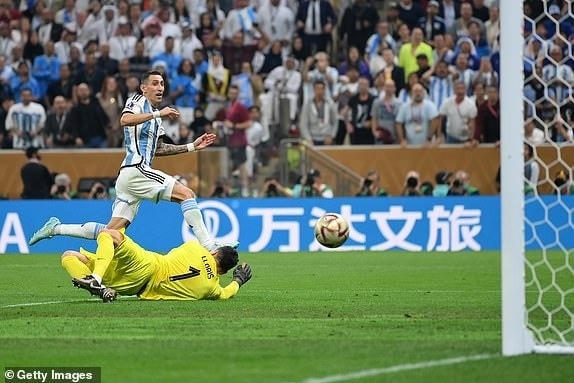 Di Maria tiếp tục khiến tuyển Pháp choáng váng khi giúp Argentina nhân đôi cách biệt ở phút 36 của trận đấu (Ảnh: Getty).