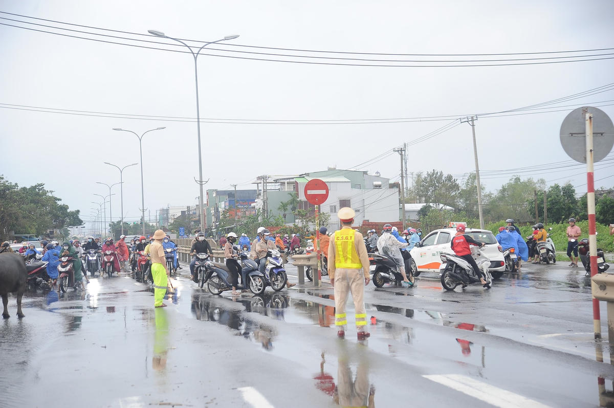 Lực lượng CSGT Công an tỉnh Quảng Nam hướng dẫn người dân lưu thông.
