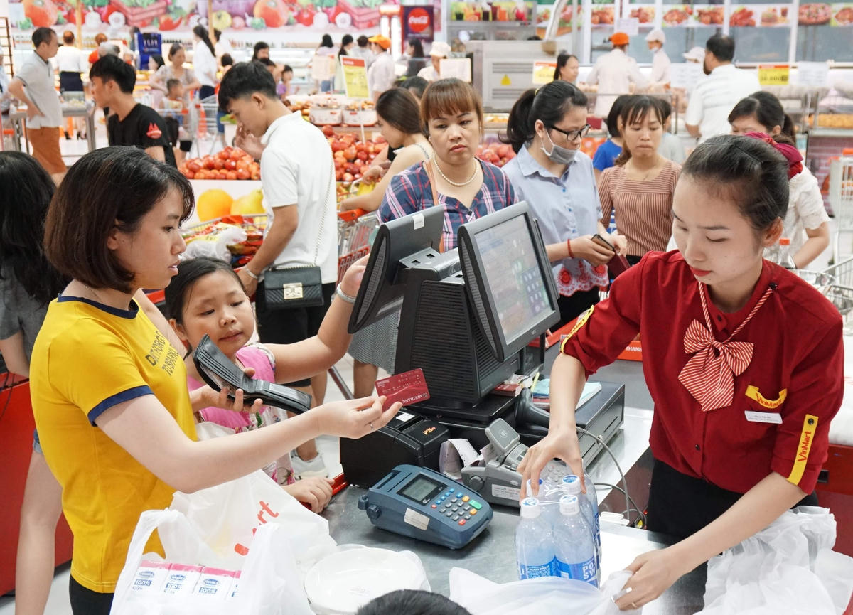 Thời điểm này, các siêu thị đã nhộn nhịp. Ảnh: Quang Vinh.