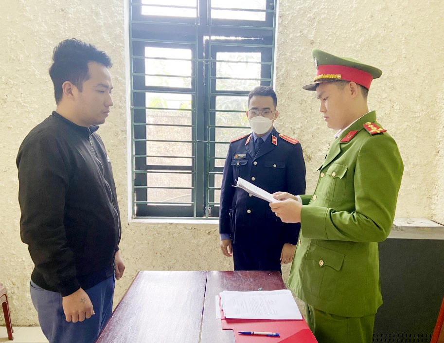 Công an huyện Cẩm Xuyên đọc quyết định khởi tố vụ án, khởi tố bị can đối với Nguyễn Văn Khải.