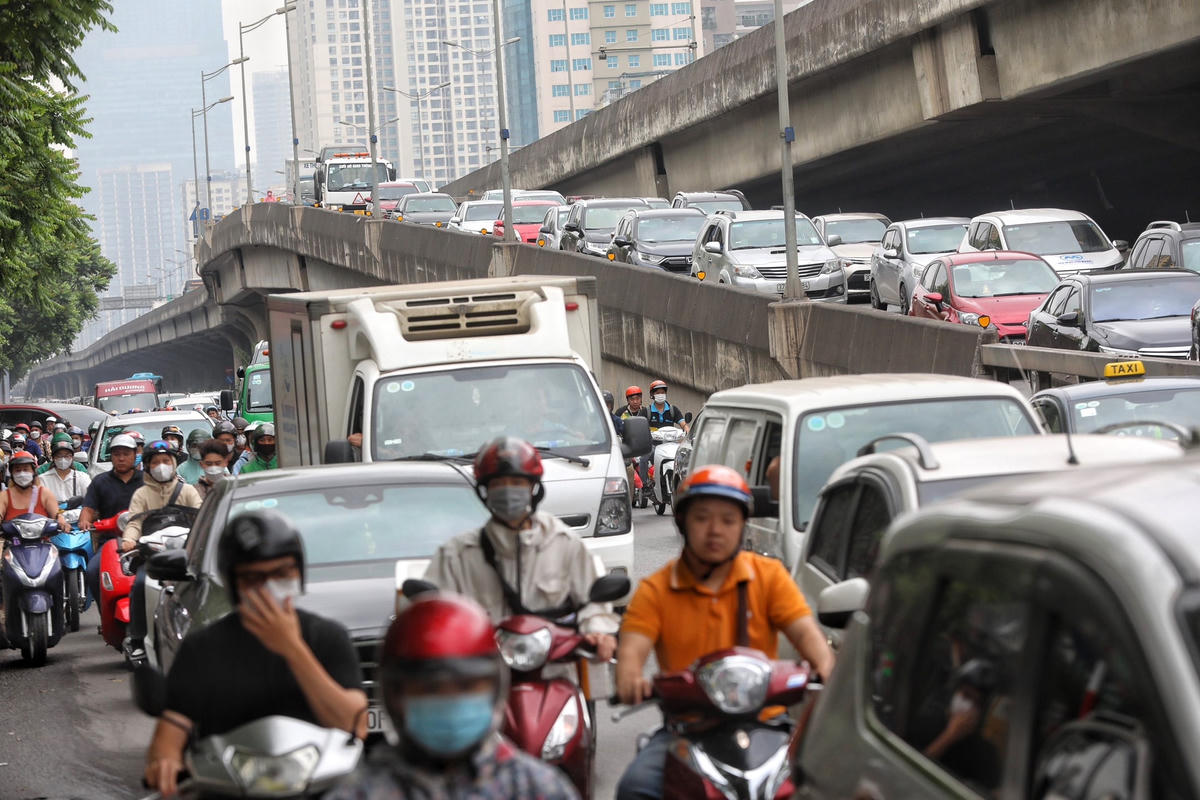 Xe máy, ô tô chen chúc nhau di chuyển.