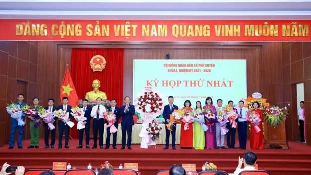 Chủ tịch Hội đồng nhân dân thành phố Nguyễn Ngọc Tuấn chúc mừng các chức danh lãnh đạo Hội đồng nhân dân, Ủy ban nhân dân xã Phú Xuyên khóa 1, nhiệm kỳ 2021-2026. Ảnh: Minh Thu.