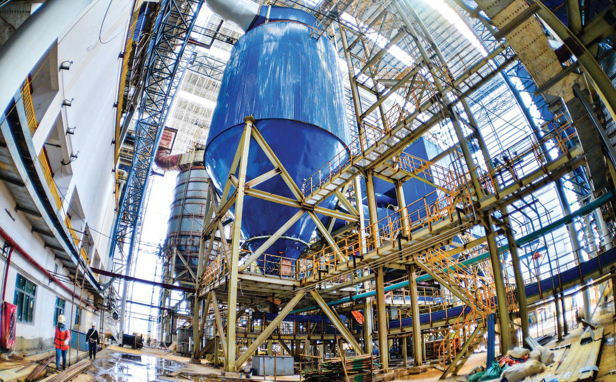 Tháp phản ứng vôi sữa cao 44 m sẽ phun vôi tôi hòa với nước vào luồng khí thải nhiệt độ cao, loại bỏ các phần tử lưu huỳnh, ni tơ.  