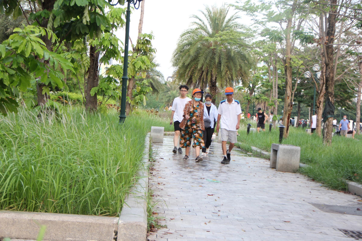 Rác thải ngập ngụa, bốc mùi hôi thối bên trong Công viên Mai Dịch