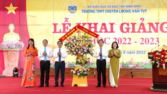 Ông Phạm Quang Ngọc, Chủ tịch UBND tỉnh tặng hoa chúc mừng Trường THPT chuyên Lương Văn Tụy.