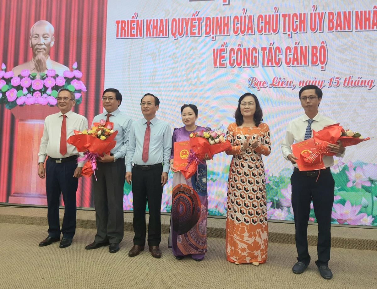Lãnh đạo tỉnh Bạc Liêu trao quyết định, tặng hoa cho Ban Giám đốc Sở Văn hoá, Thể thao và Du lịch.