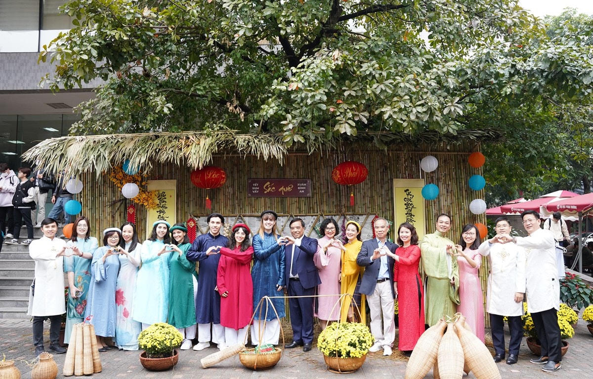 Các sinh viên quốc tế Trường Đại học Ngoại thương háo hức khi được mặc áo dài và trải nghiệm Tết truyền thống của người Việt. 