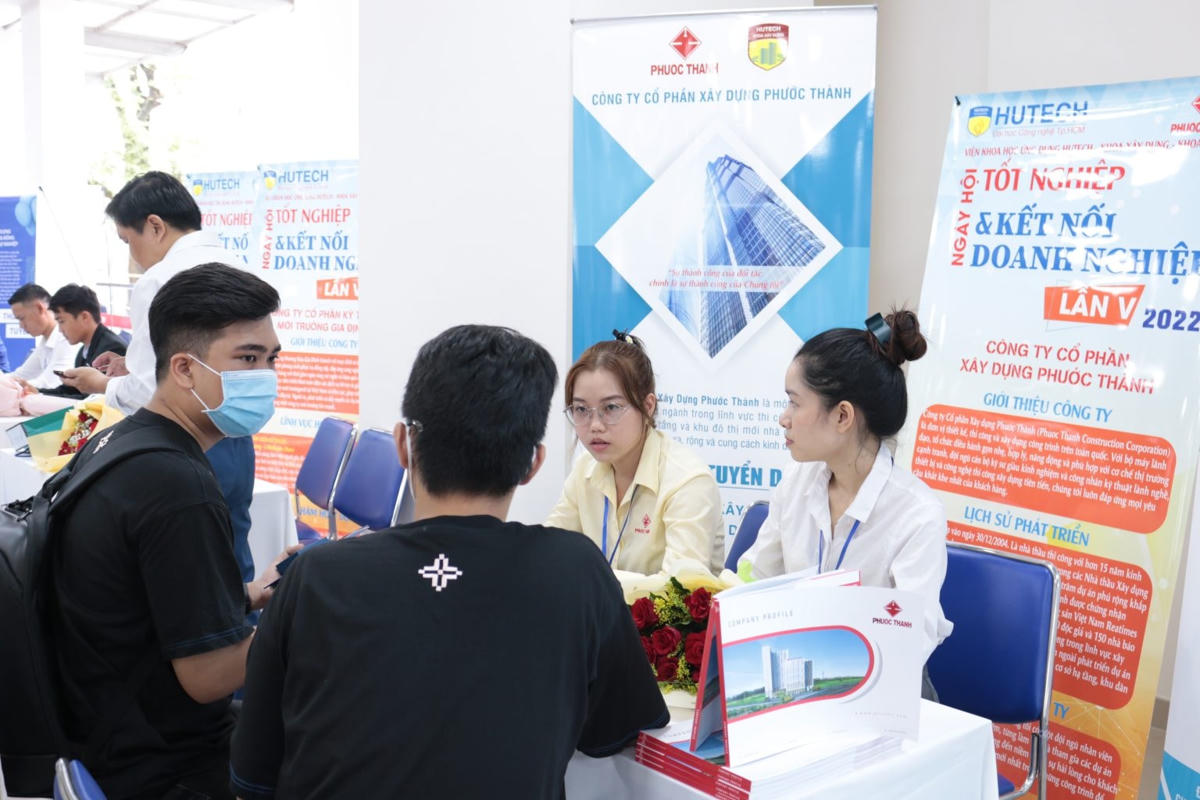 Người lao động tìm hiểu cơ hội việc làm trong Ngày hội lao động việc làm tại Khu Công nghệ cao TP HCM.