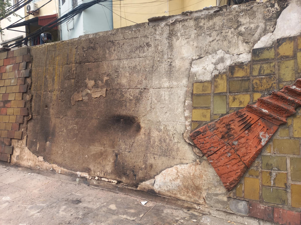 Bức tranh gốm sứ ven sông Hồng bị bong tróc gây mất mỹ quan đô thị.