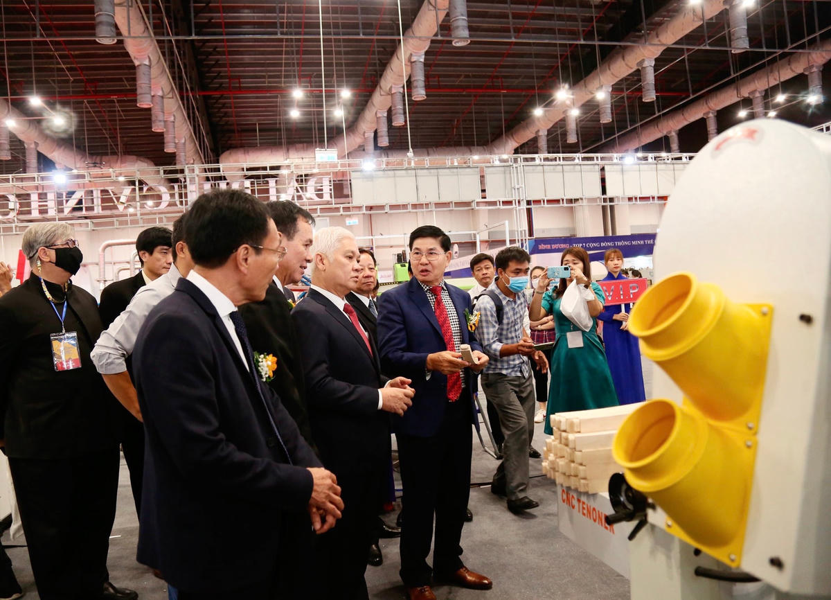 Ông Nguyễn Văn Lợi, Bí thư Tỉnh ủy Bình Dương cùng khách tham quan gian hàng tại Hội chợ BIFA Wood Việt Nam 2022.