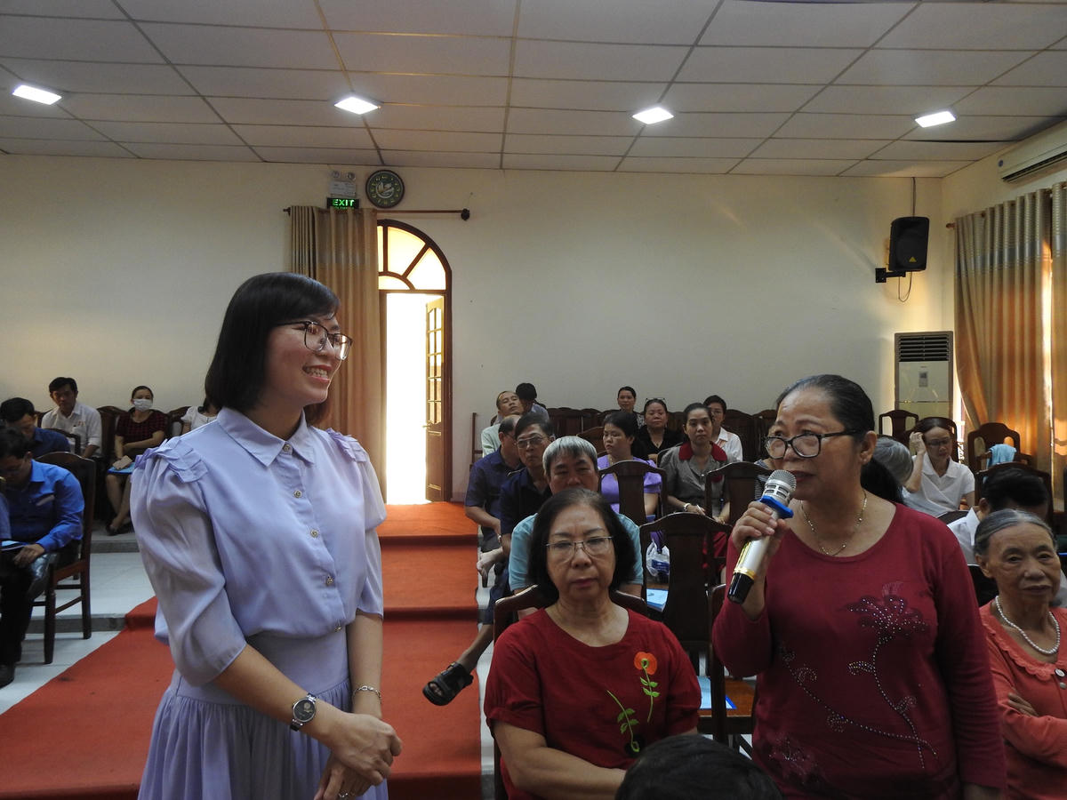 Ủy viên Thường trực, Trưởng ban Dân chủ- Pháp luật-Tuyên giáo Ủy Ban MTTQ Việt Nam TP Đà Nẵng Nguyễn Thị Thanh An hướng dẫn, trao đổi với cán bộ làm công tác Mặt trận. Ảnh: Thanh Tùng.