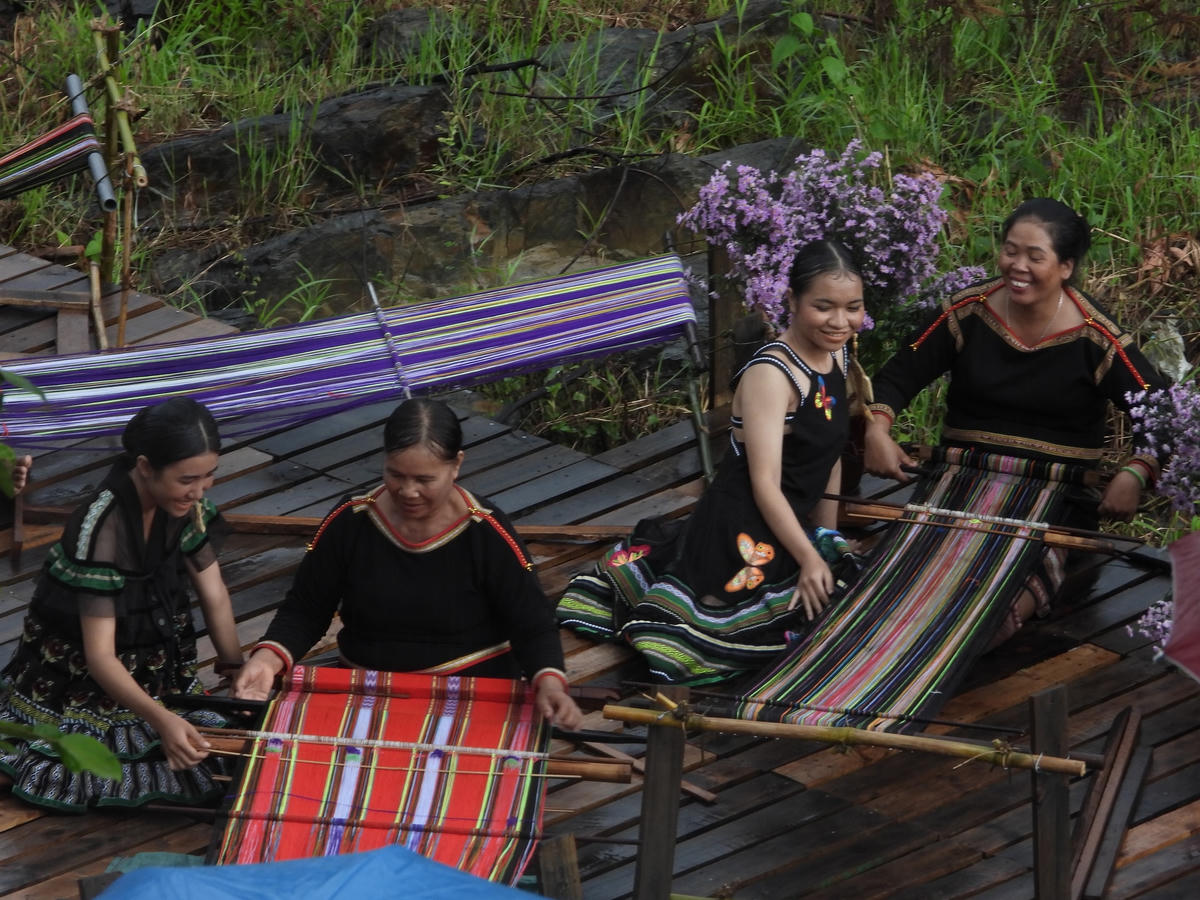 Từ đôi bàn tay khéo léo, cùng với trí óc phong phú, những người phụ nữ các dân tộc thiểu số Tây Nguyên đã khắc họa lên tấm vải những hình ảnh gắn bó với đời sống của người dân, mang đậm bản sắc văn hóa dân tộc.