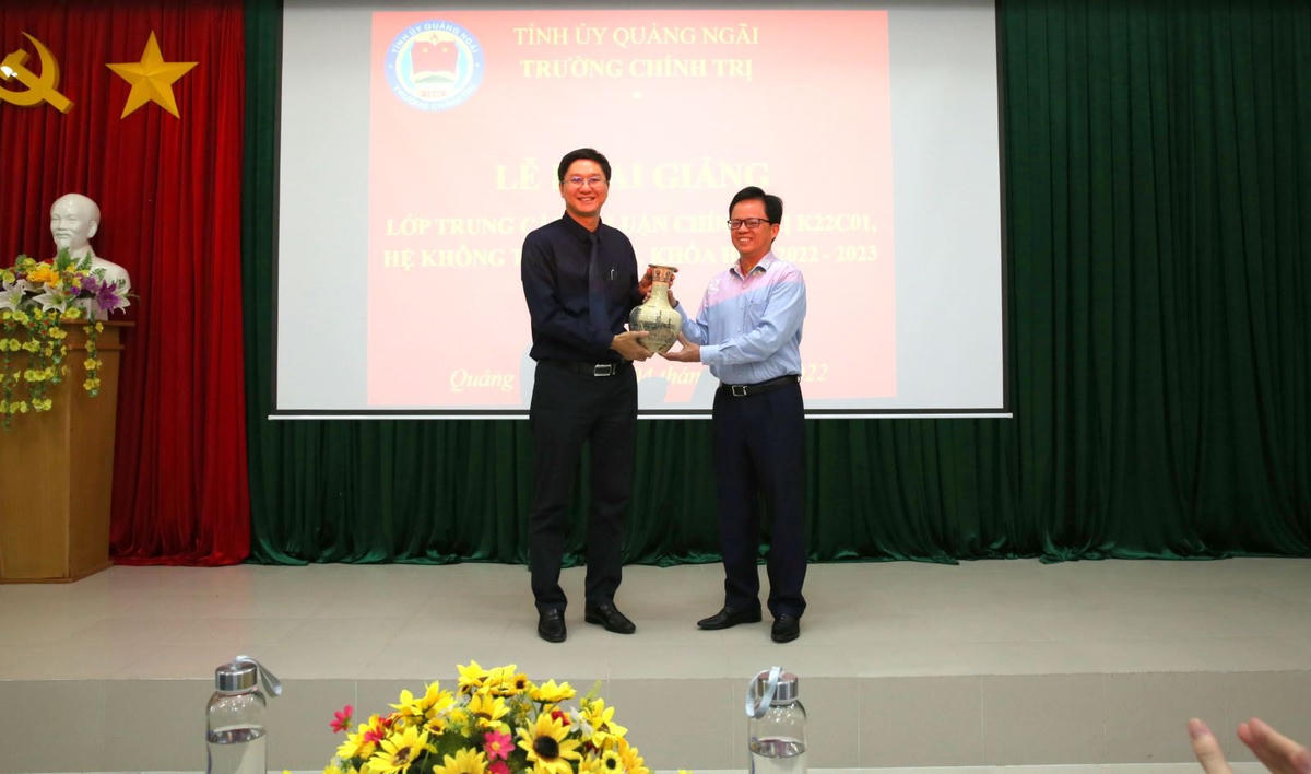 Ông Nguyễn Văn Hội – Bí thư Đảng ủy, Chủ tịch Hội đồng Quản trị BSR tặng quà tri ân Ban giám hiệu Nhà trường.