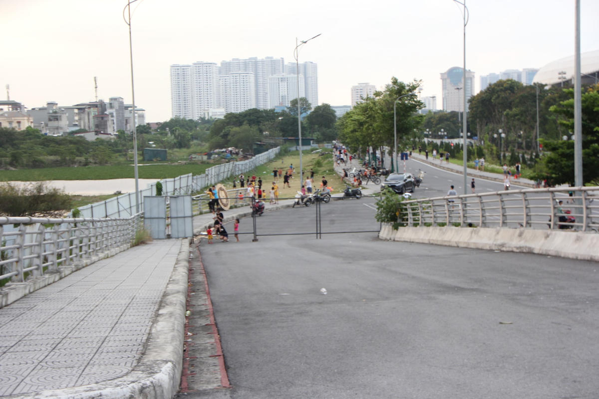 Do công trình bỏ hoang đã lâu nên trẻ em chui rào vào khu vực trường đua đẻ đá bóng, thể dục thể thao