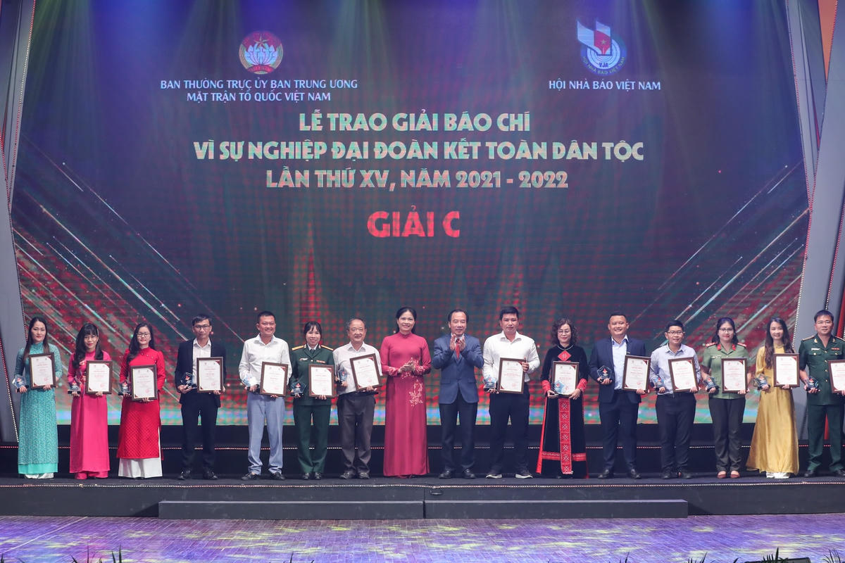  Bà Hà Thị Nga, Uỷ viên Trung ương Đảng, Chủ tịch Hội Liên hiệp Phụ nữ Việt Nam và ông Ngô Sách Thực, Phó Chủ tịch UBTƯ MTTQ Việt Nam trao cho các tác giả, nhóm tác giả đoạt giải C. Ảnh: Quang Vinh.