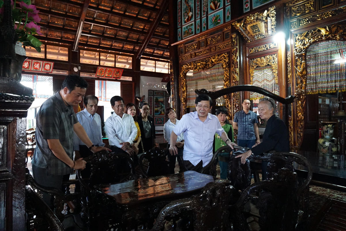 Toàn bộ quần thể Nhà lớn Long Sơn được xây dựng với phong cách pha trộn giữa tín ngưỡng dân gian (trời, đất) với Nho giáo, Lão giáo của Khổng Tử. Quần thể kiến trúc khép kín này có nhiều công trình được chia thành ba khu riêng biệt như: Khu nhà thờ, khu lăng mộ ông Trần và một quần thể bao gồm nhiều nhà chức năng khác nhau như trường học, nhà chợ, nhà mát (dành cho ngư dân tránh mưa nắng), các dãy phố (dành cho lưu dân mới đến chưa có nhà ở), kho chứa thóc, nhà đèn, nhà thợ mộc, nhà bếp, nhà bảo tồn ghe Sấm (một trong năm chiếc ghe đầu tiên đưa đoàn ông Trần đến đảo Long Sơn)...