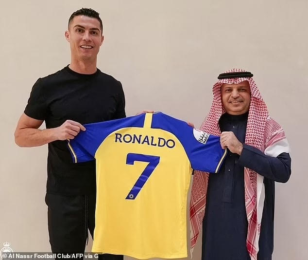 Ronaldo chính thức gia nhập CLB Al-Nassr với mức lương kỷ lục 200 triệu đô la mỗi năm (Ảnh: AFP).