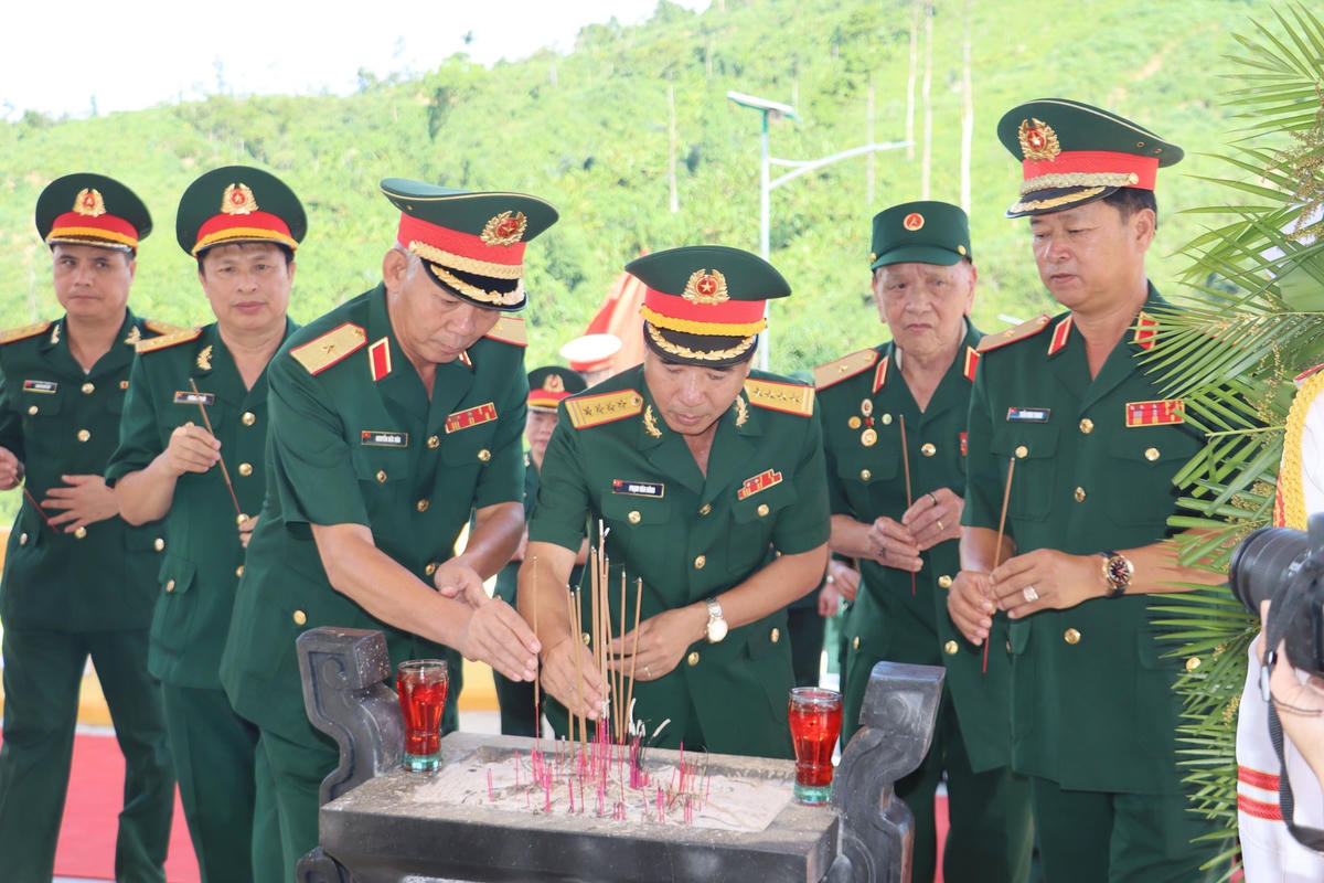 Các đại biểu dâng hương tưởng nhớ các liệt sĩ.