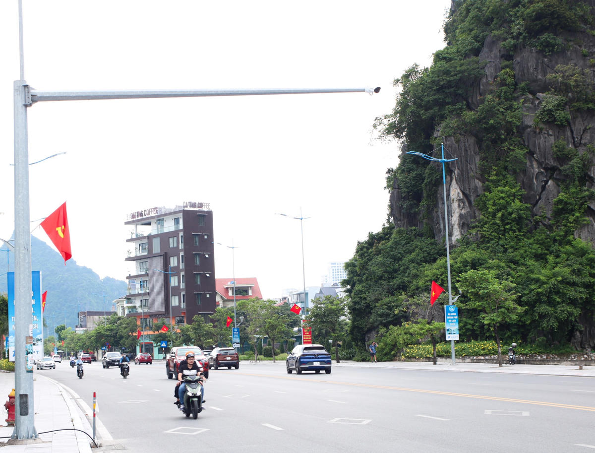 Chuyển đổi số trong công tác giám sát giao thông, camera đã được lắp đặt trên tuyến đường bao biển tại TP Hạ Long.  