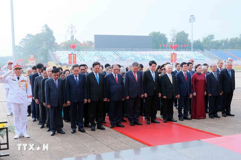 Lãnh đạo Đảng, Nhà nước tưởng niệm Chủ tịch Hồ Chí Minh. (Ảnh: An Đăng/TTXVN)