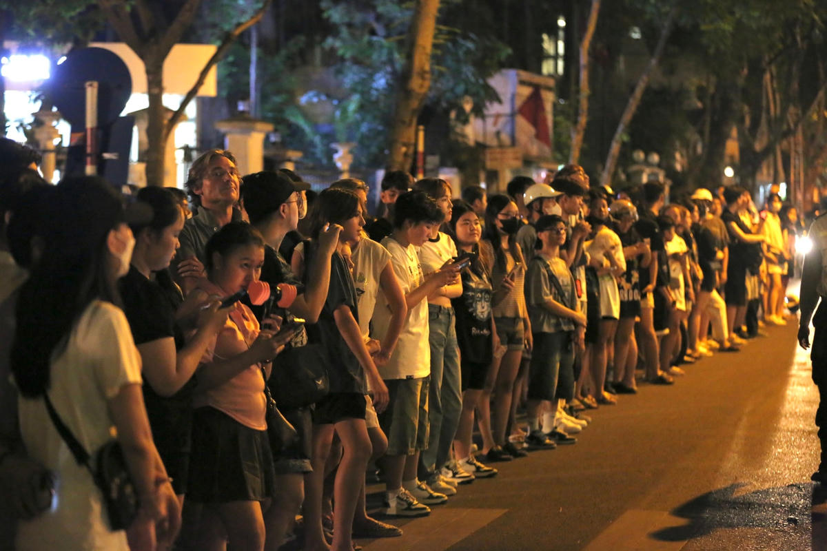 Người hâm mộ đứng dọc con phố Lê Phụng Hiểu.