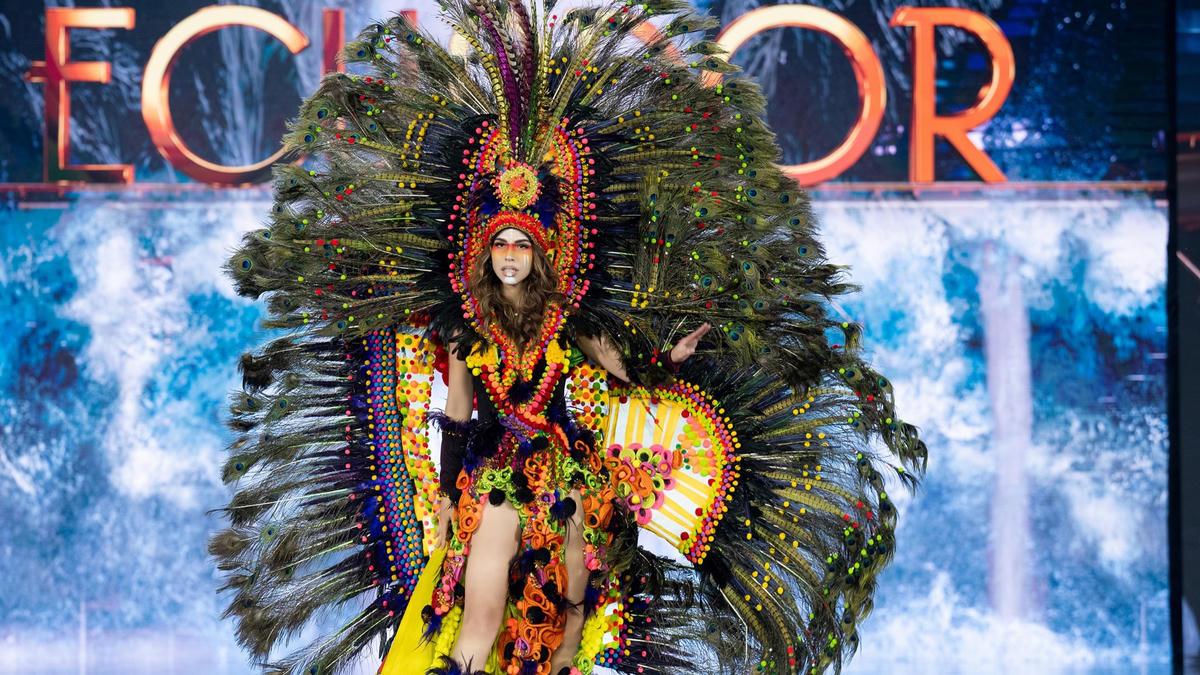 Hoà quyện trong âm nhạc và hình ảnh chất lượng, những bộ trang phục lần lượt xuất hiện trong tiếng vỗ tay reo hò của khán giả.