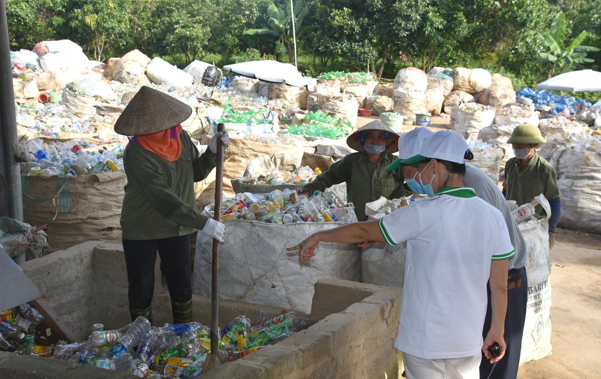 Phó Chủ tịch Phùng Khánh Tài khảo sát mô hình xử lý rác thải nhựa tại HTX vận tải và dịch vụ môi trường Thanh Bình.