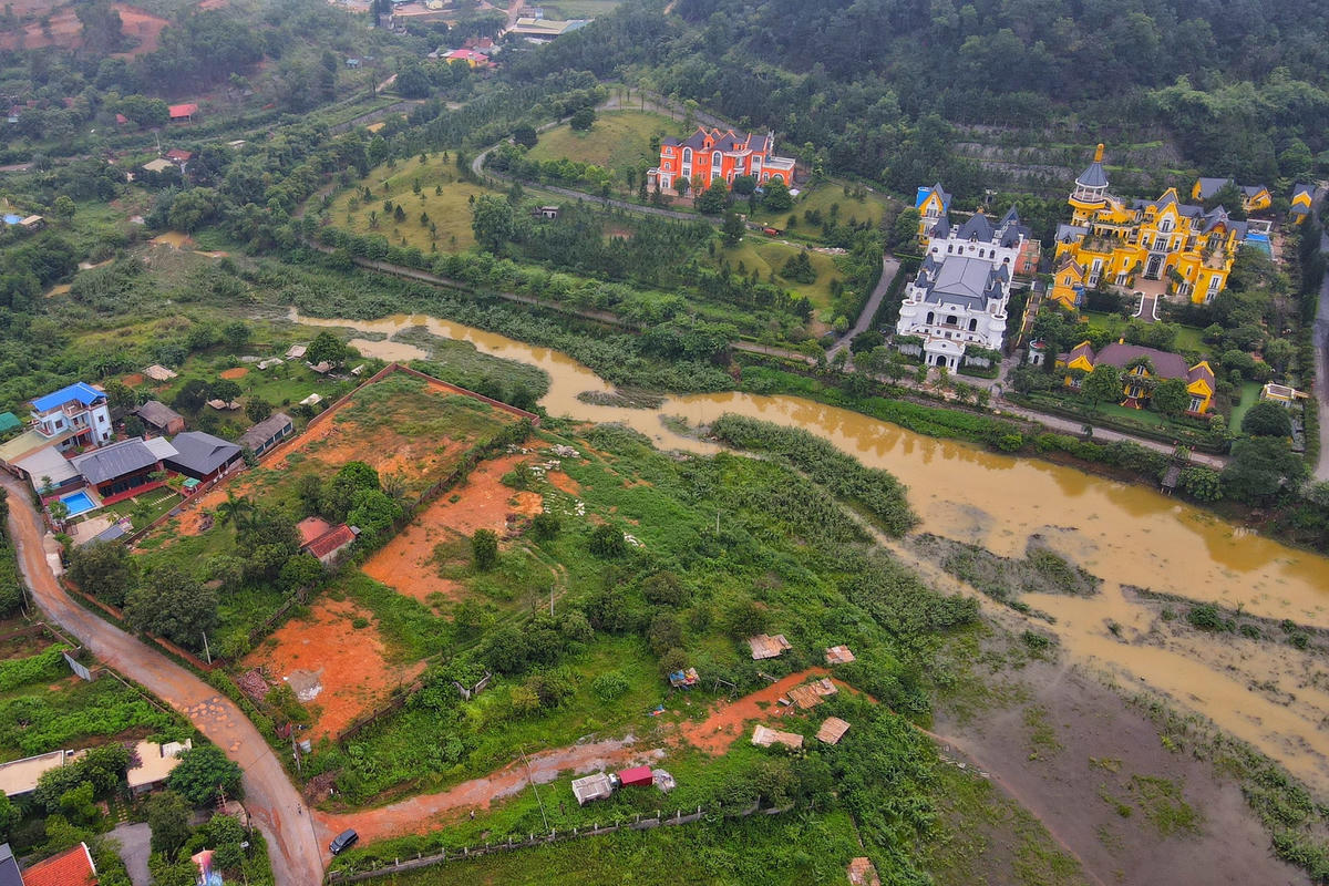 Nhiều khoảng đất trống nằm sát đường ven hồ đang được cải tạo, phân lô.