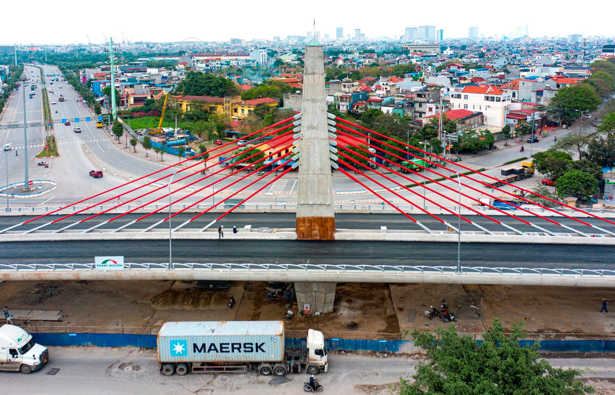 Nút giao thông dưới cầu bằng đảo xuyến có đường kính rộng 60m kết nối về các tuyến đường gồm: đường đi Nam cầu Bính, đường Tôn Đức Thắng, đường nối Vành đai 2 (theo quy hoạch) và đường Máng Nước. Đường nhánh hai bên nút giao rộng 9,5m sau đó vuốt dần kết nối về đường Quốc lộ 5 và đường Nguyễn Văn Linh.