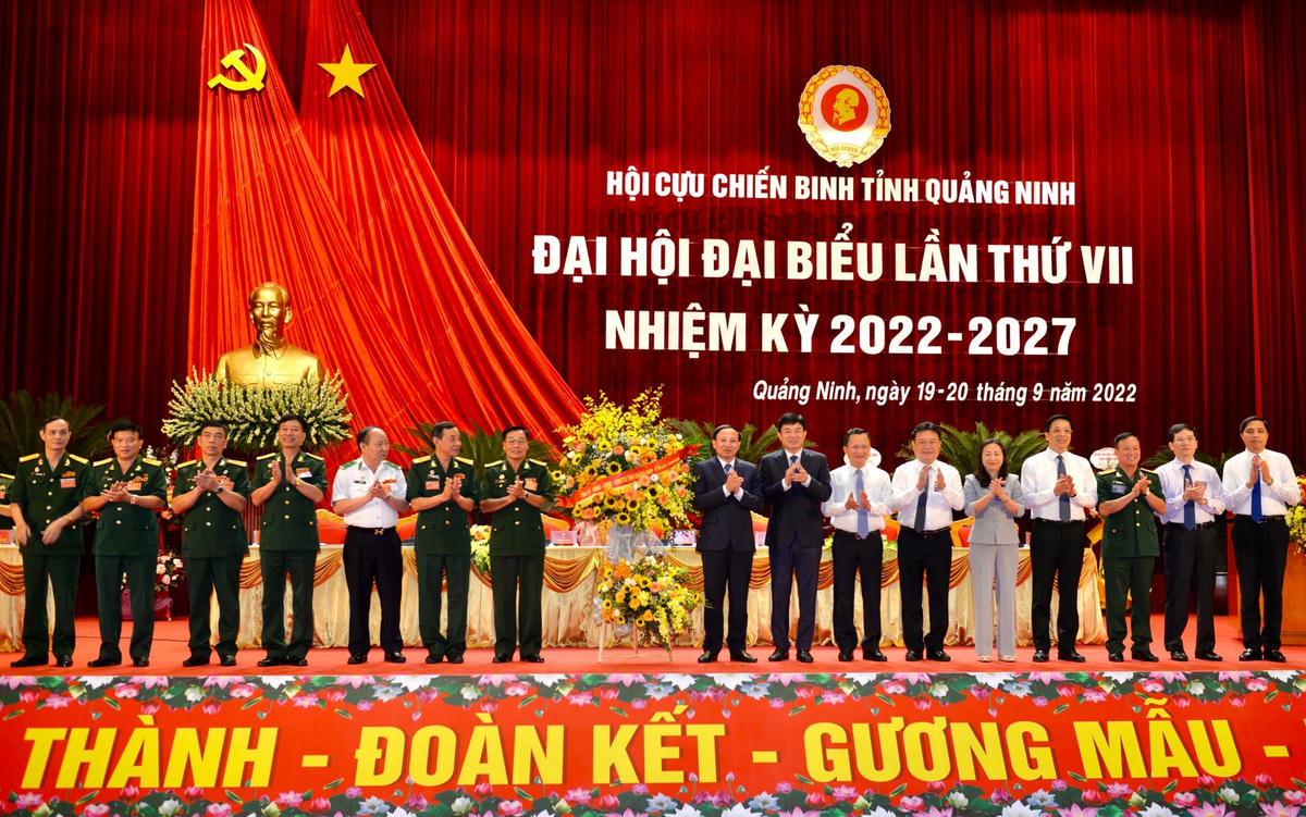 Lãnh đạo tỉnh Quảng Ninh tặng hoa chúc mừng Hội CCB tỉnh Quảng Ninh.