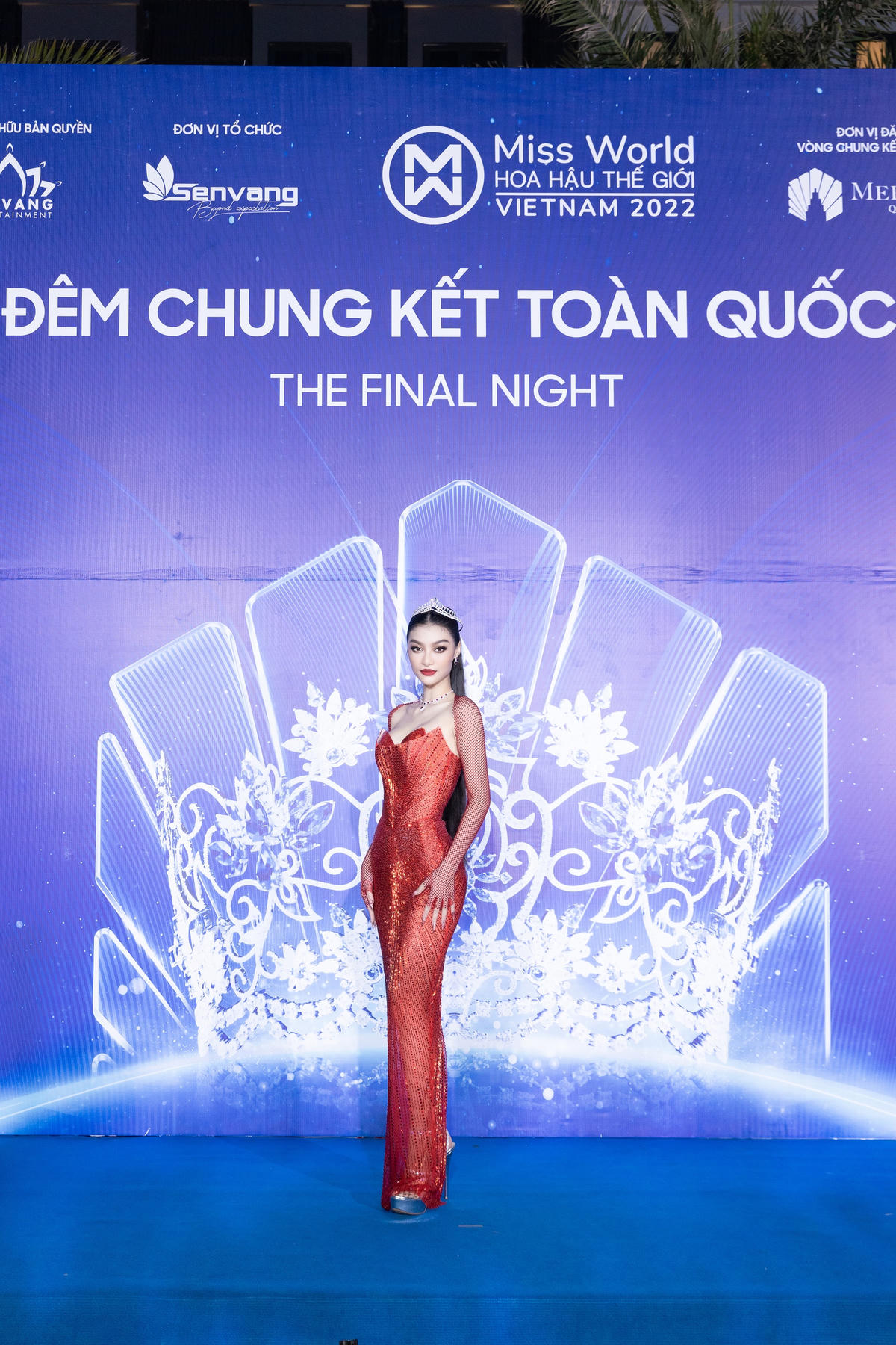 Á hậu Kiều Loan khoe nhan sắc ngày càng mặn mà trong váy dạ hội được thiết kế tinh xảo, đeo găng tay quyền lực.