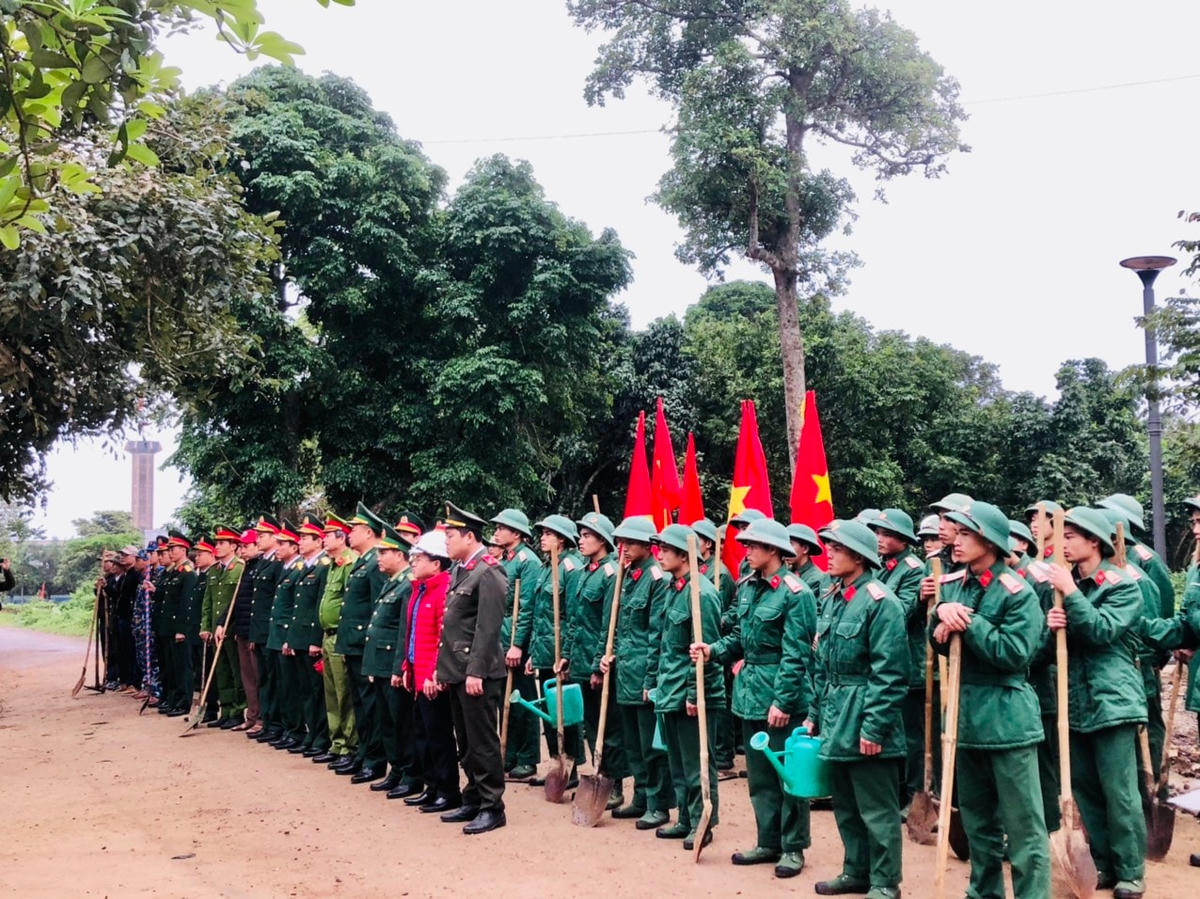 [Ảnh] Huyện đảo Cồn Cỏ trồng 3.000 cây xanh dịp Tết Nguyên đán 2023