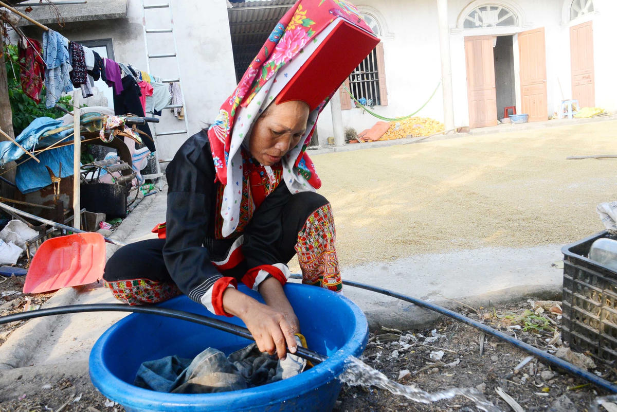 Chị Phùn Tài Múi, thôn Khe Xóm, xã Phong Dụ, huyện Tiên Yên được dùng nước sạch từ công trình Khe San, không còn phải dùng nước dẫn về từ khe, suối nữa.