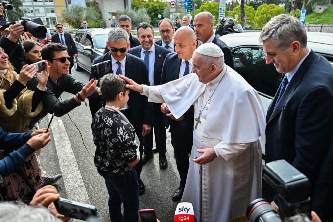 Giáo hoàng Francis ban phước lành cho một bé trai bó bột vì gãy tay khi ông rời bệnh viện về Vatican ngày 1/4. Ảnh: AFP