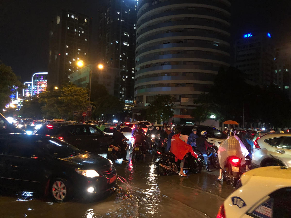 Mưa lớn, đường ngập khiến giao thông tại một số tuyến phố hỗn loạn, ách tắc kéo dài . Ảnh chụp tại ngã tư Tôn Thất Thuyết giao Duy Tân.