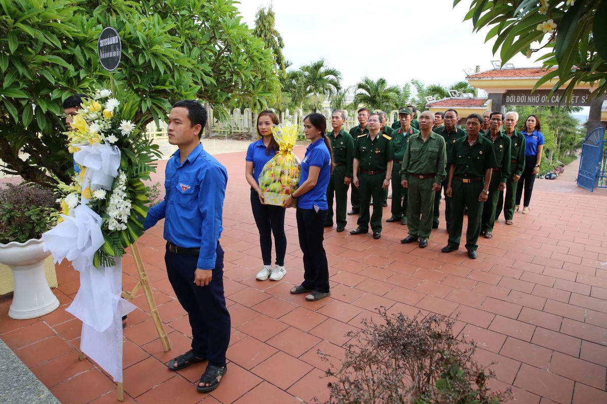 Công ty BSR và các cựu chiến binh huyện đảo Lý Sơn dâng hương tại Nghĩa trang Liệt sĩ Lý Sơn.