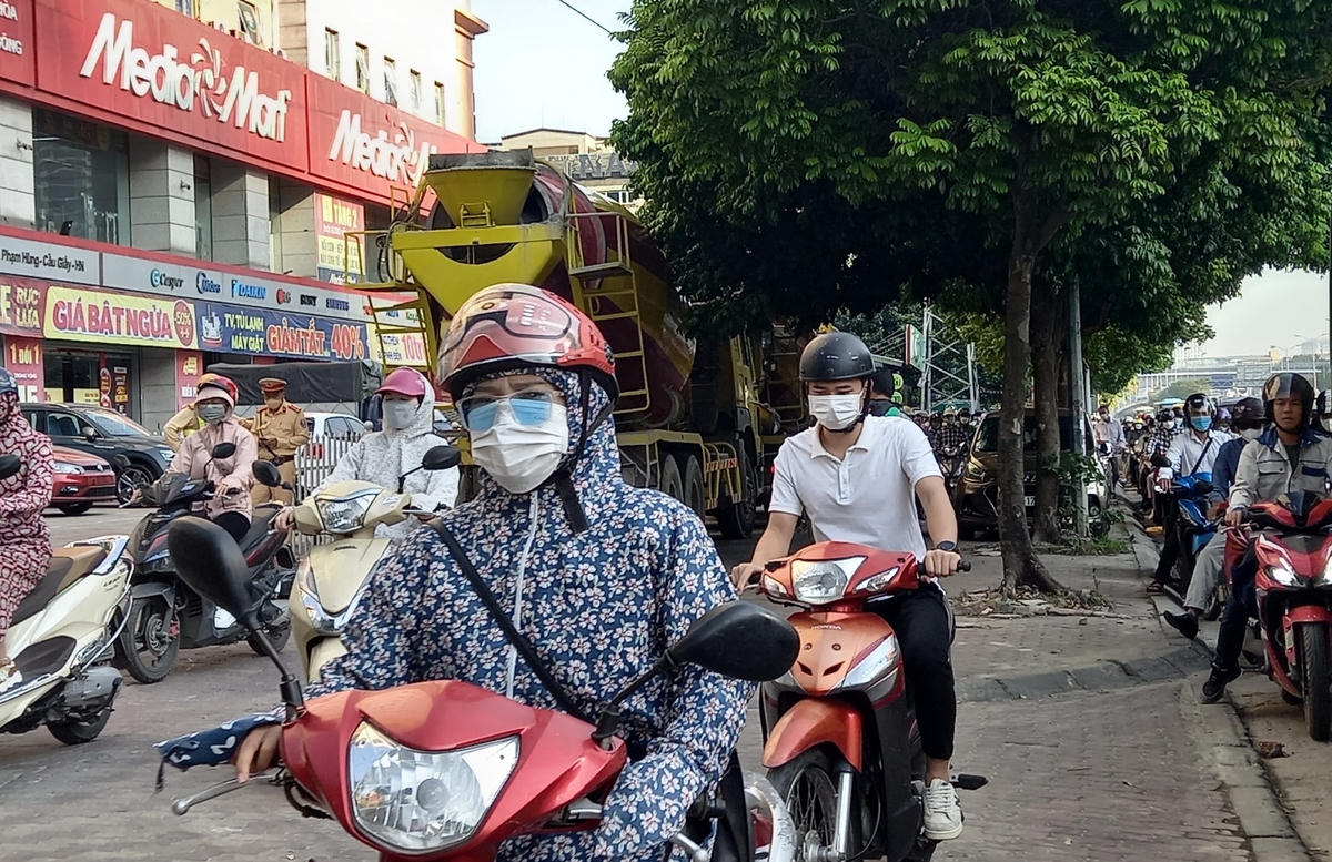 Lực lượng đội CSGT số 6 tiến hành kiểm tra, lập biên bản xử phạt những trường hợp xe bồn bê tông Việt Tiệp hoạt động trong giờ cấm trên đường Phạm Hùng.