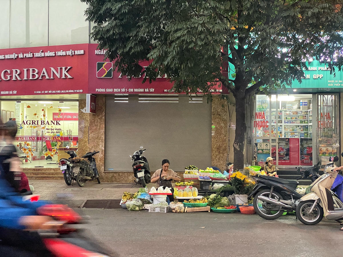 "Thực hiện chỉ đạo của UBND quận trong việc duy trì các tiêu chí tuyến phố văn minh đô thị trên địa bàn, thời gian qua, Công an quận cùng với UBND quận và các đơn vị liên quan đã triển khai quyết liệt các biện pháp, giải pháp, bố trí lực lượng thực hiện nhiệm vụ nhằm đảm bảo duy trì các tiêu chí. Việc xây dựng tuyến phố văn minh không chỉ là tiêu chí quan trọng góp phần xây dựng đô thị văn minh, hiện đại mà còn trực tiếp phục vụ lợi ích của người dân, góp phần vào sự phát triển kinh tế của quận", Đại tá Nguyễn Ngọc Quyền nhấn mạnh.