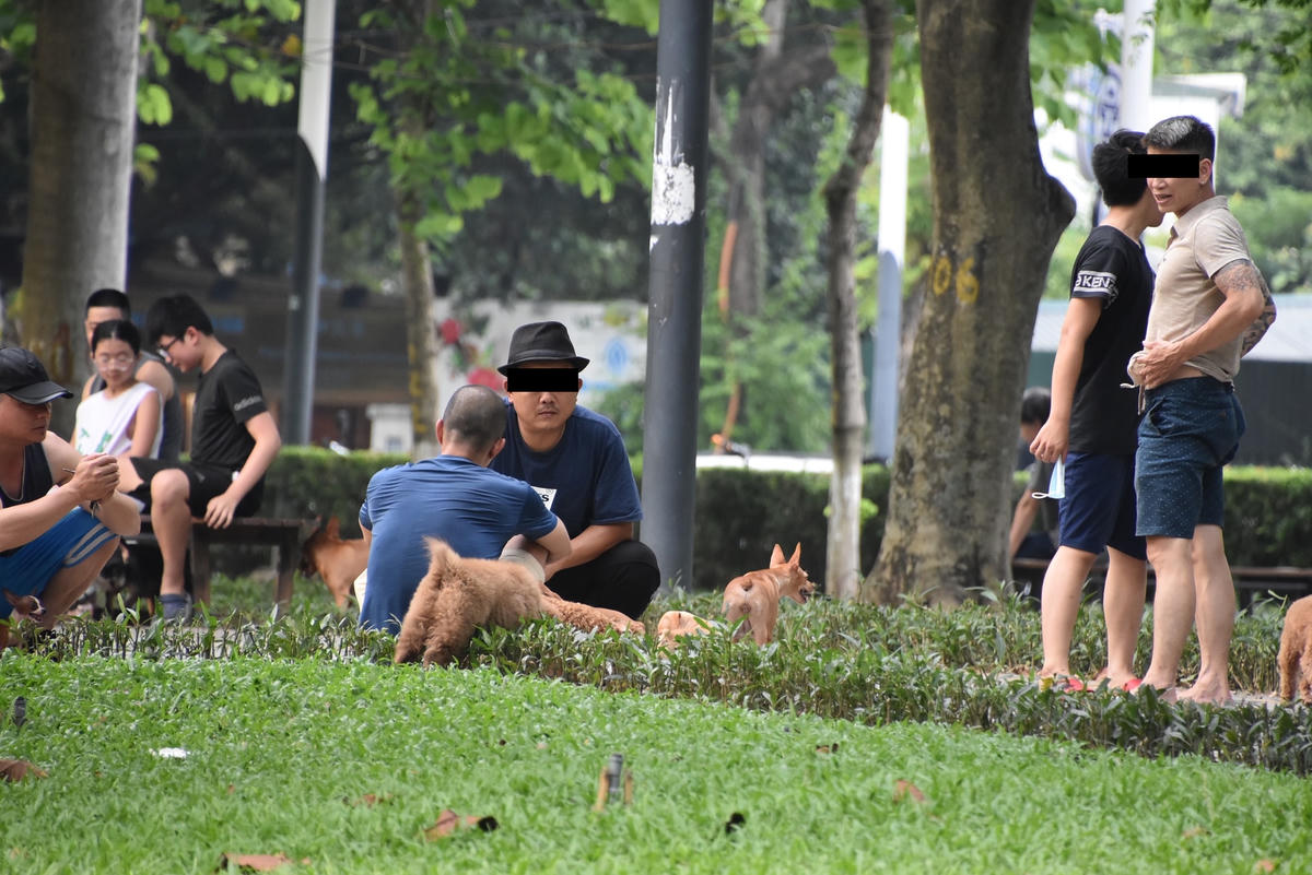 Tuy nhiên, cũng trong thời gian này, nhiều người dân cũng đã thản nhiên ra đường mà không đeo khẩu trang, vô tư tụ tập đông người mà quên mất khuyến cáo của Bộ Y tế. 