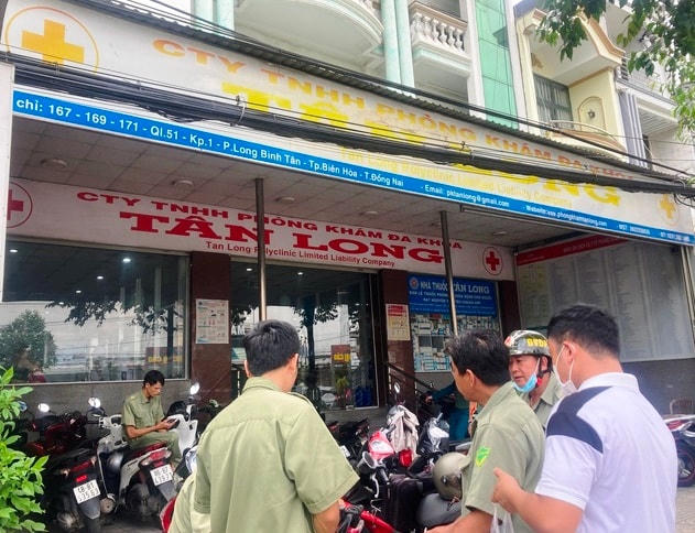 Lực lượng chức năng phong tỏa bên ngoài các phòng khám. Ảnh: CTV.