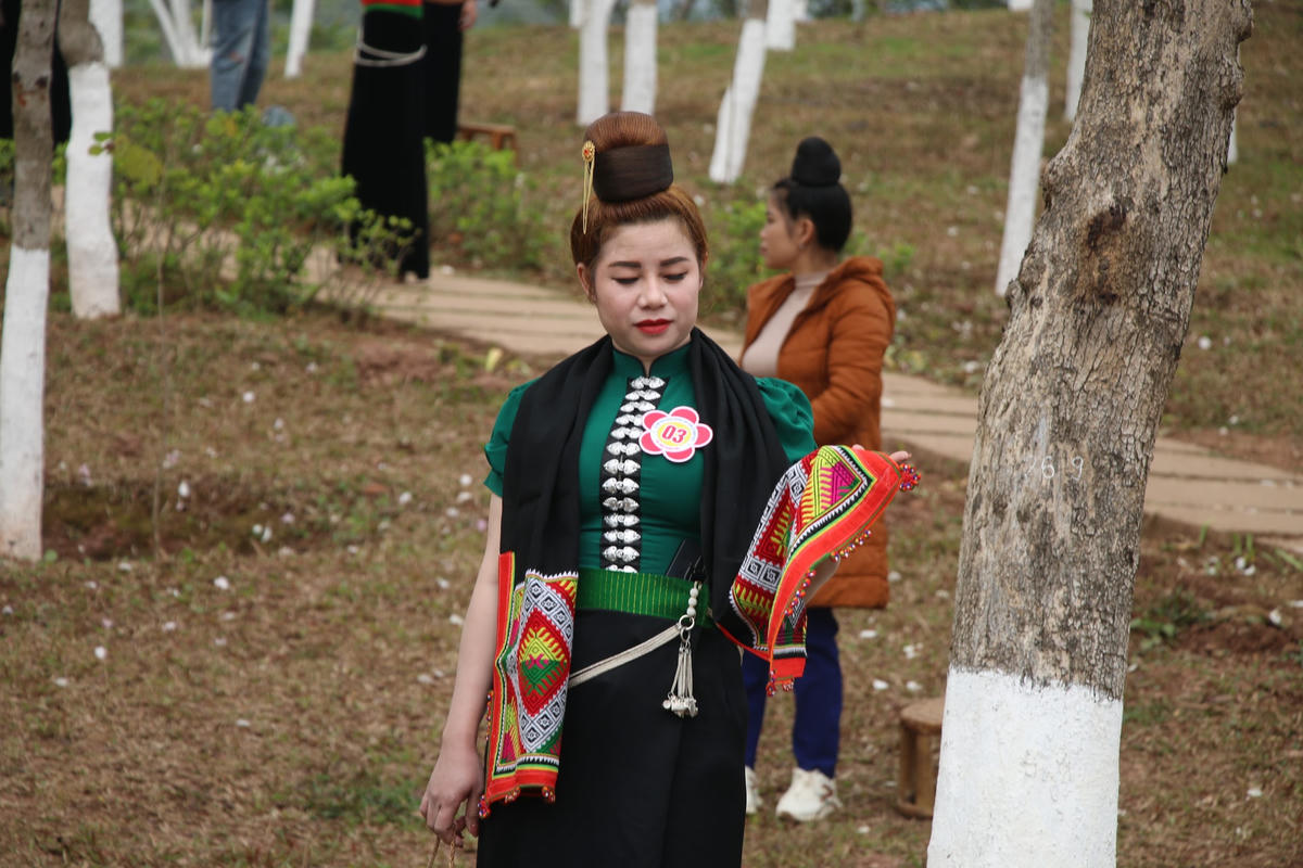 Chị Hà Thị Dung, đến từ huyện Mộc Châu chia sẻ: “Tôi thấy không khí ở Lễ hội rất nhộn nhịp và vui tươi. Người người, nhà nhà đều cho con cái đến Quảng trường vui chơi. Việc tổ chức Lễ hội vào dịp cuối tuần như thế này, tôi thấy rất hợp lý, giúp trẻ nhỏ và những người lao động như chúng tôi được đến tham quan và trải nghiệm".