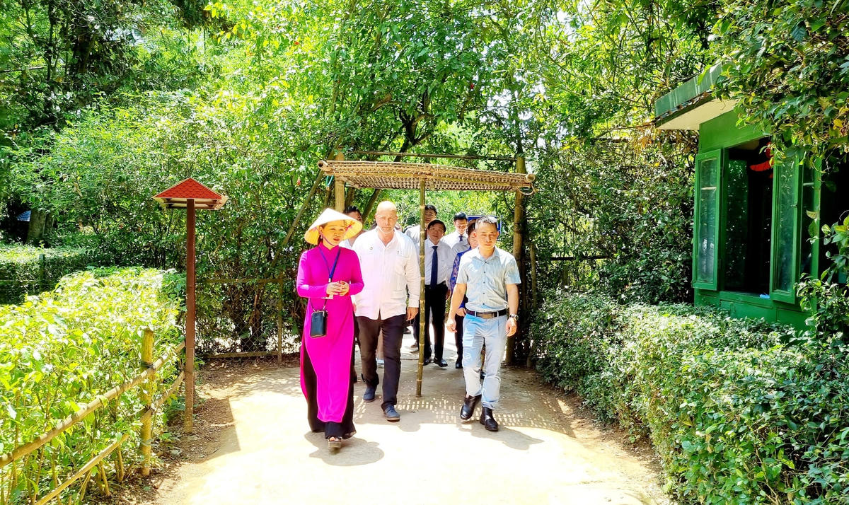 Tiếp đó, Đoàn công tác đã đến thăm quê nội Bác Hồ