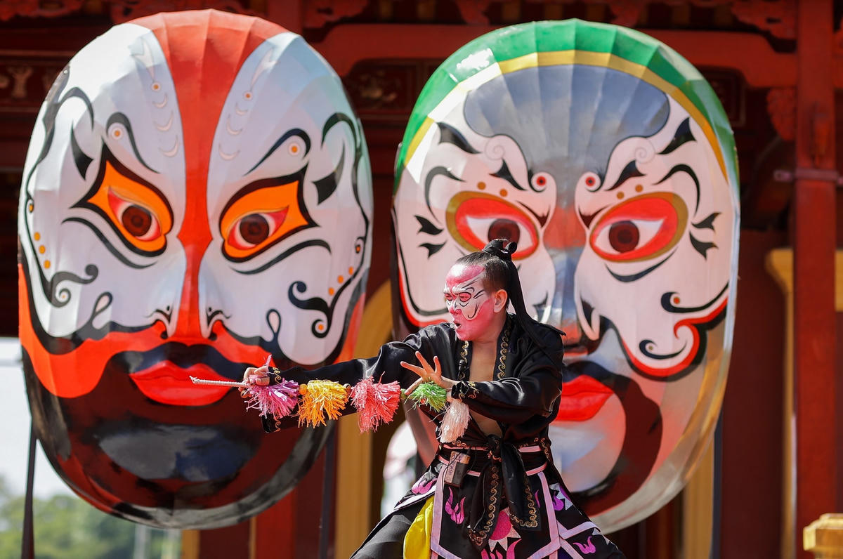 Mặt nạ tuồng xuất hiện trong Festival Huế 2022 mang đến nhiều thú vị.